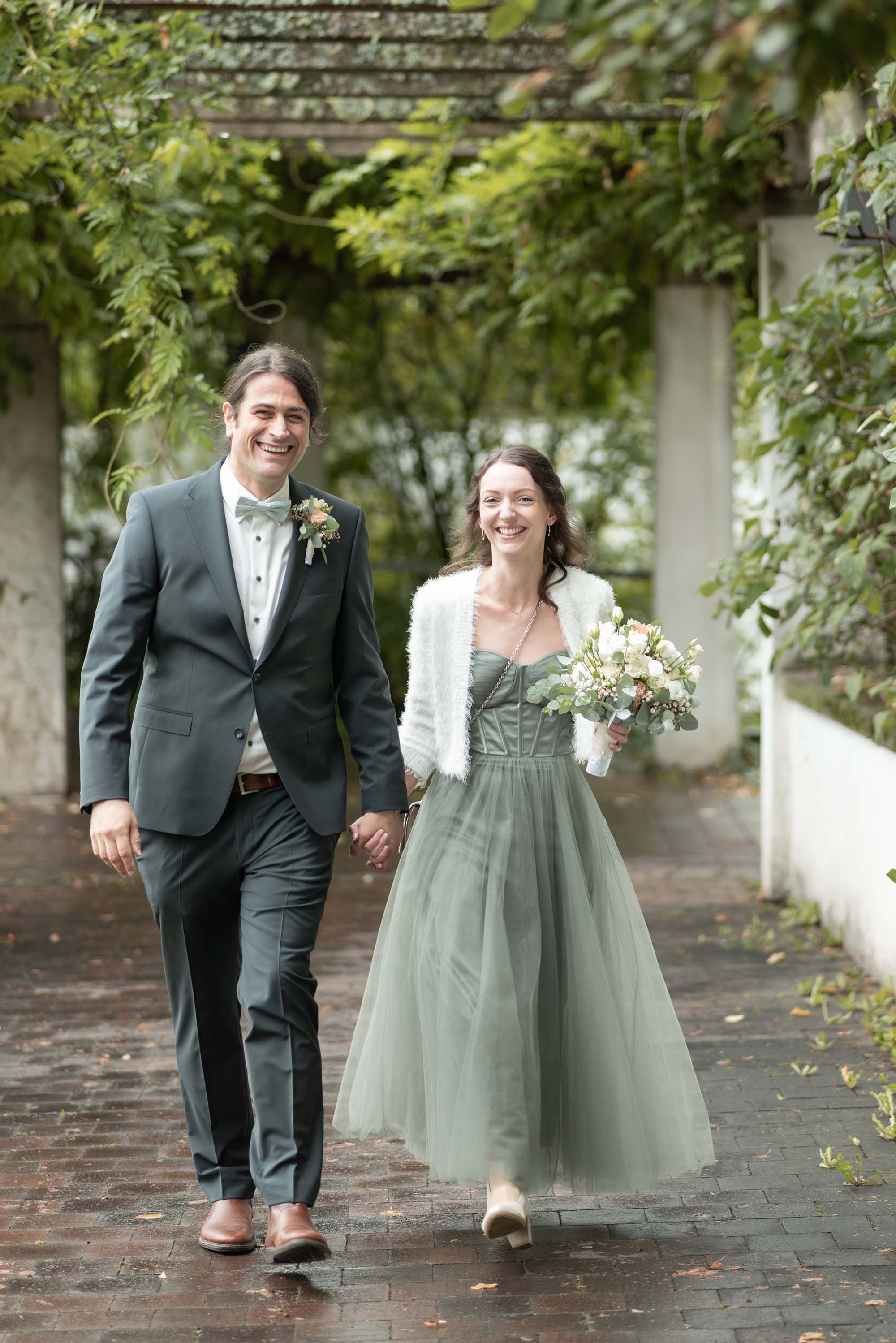Paar geht auf die Kamera zu, Hochzeitsshooting - Fotograf Thomas Malek in Rohrenfels, Neuburg an der Donau, Ingolstadt, Schrobenhausen, Donauwörth, Pfaffenhofen