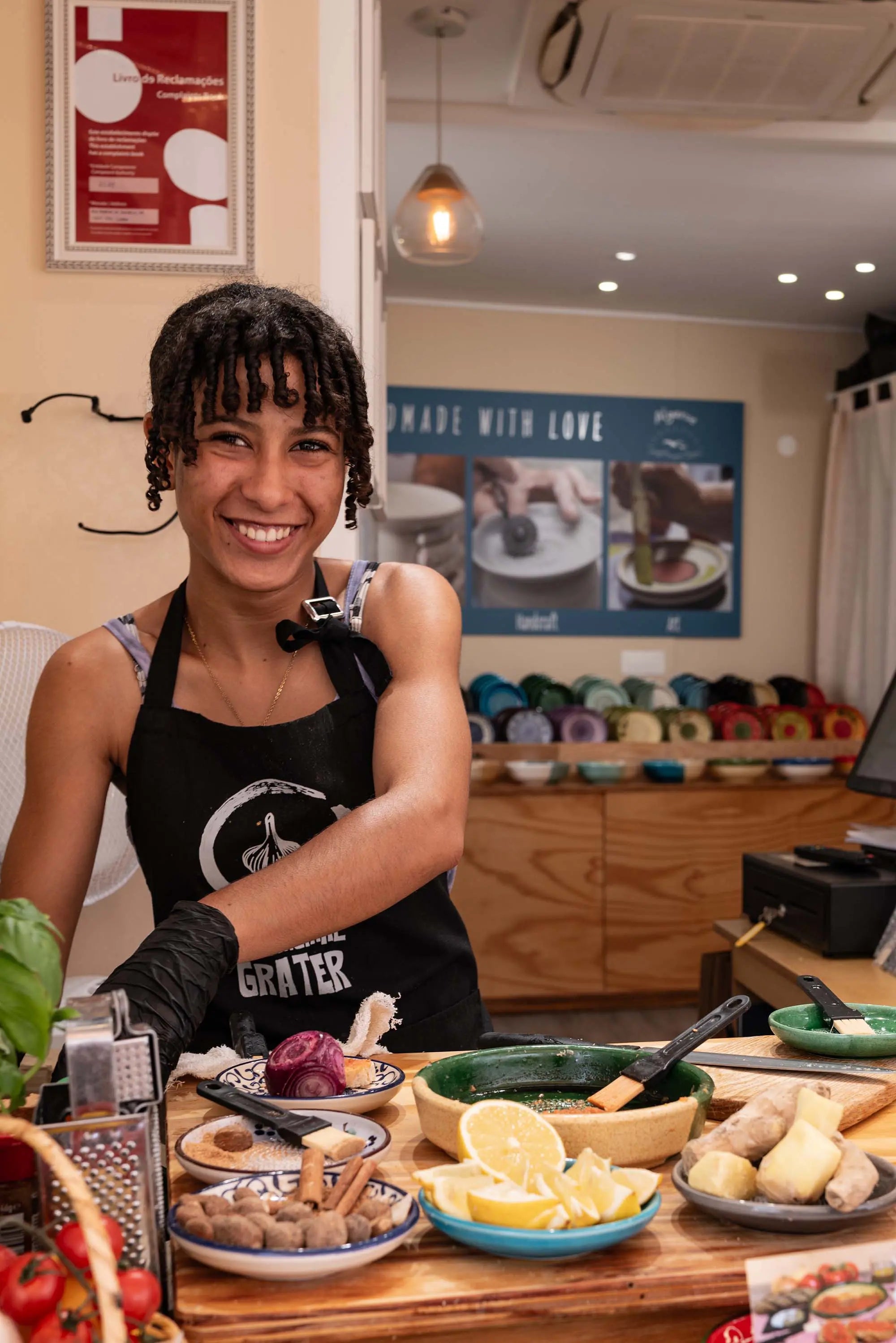 Porträt junge Frau demonstriert Produkt im Geschäft - Thomas Malek, Fotograf in Rohrenfels, Neuburg an der Donau, Schrobenhausen, Ingolstadt, Eichstätt und Donauwörth