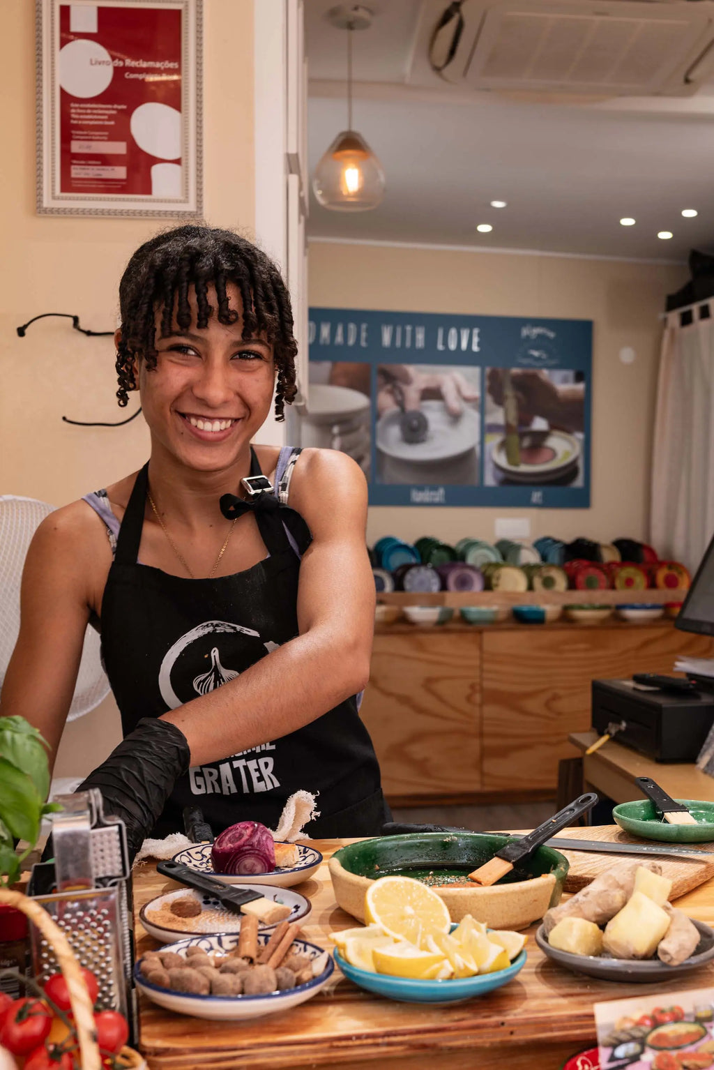 Porträt junge Frau demonstriert Produkt im Geschäft - Thomas Malek, Fotograf in Rohrenfels, Neuburg an der Donau, Schrobenhausen, Ingolstadt, Eichstätt und Donauwörth