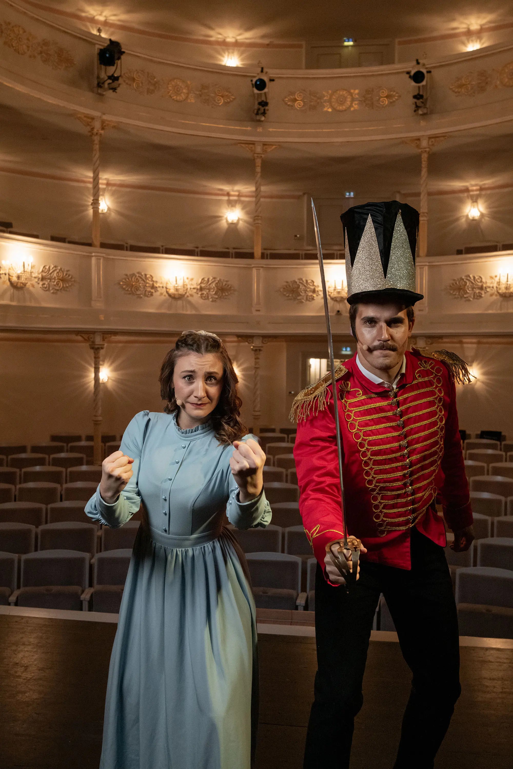 Porträt von zwei Schauspielern in der Rolle des Nussknackers und der Clara in Kampfhaltung - Thomas Malek, Fotograf in Rohrenfels, Neuburg an der Donau, Schrobenhausen, Ingolstadt, Eichstätt und Donauwörth