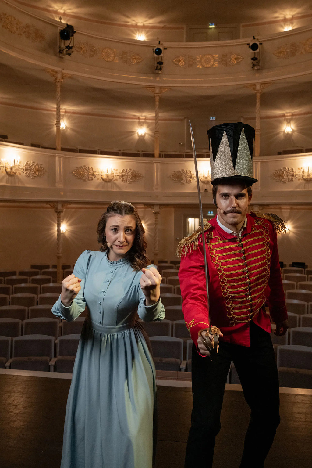Porträt von zwei Schauspielern in der Rolle des Nussknackers und der Clara in Kampfhaltung - Thomas Malek, Fotograf in Rohrenfels, Neuburg an der Donau, Schrobenhausen, Ingolstadt, Eichstätt und Donauwörth